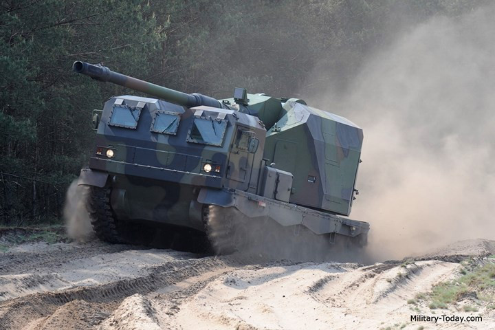 Pháo chính của pháo tự hành DONAR là pháo 155mm L52. Ảnh: military-today.