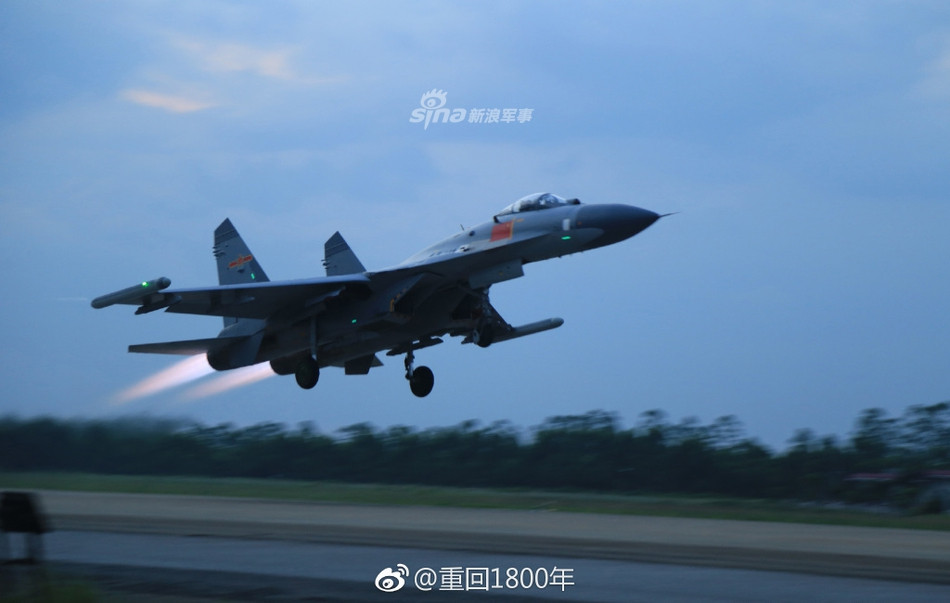 Phiên bản J-11D hiện đại nhất của Trung Quốc có hệ thống radar quét mảng điện tử, hoạt động được trong mọi điều kiện thời tiết, động cơ và kiểu dáng khí động học được cải tiến và có hệ thống kiểm soát bay đời mới cũng như Cabin điện tử hiện đại. Nguồn ảnh: Sina.