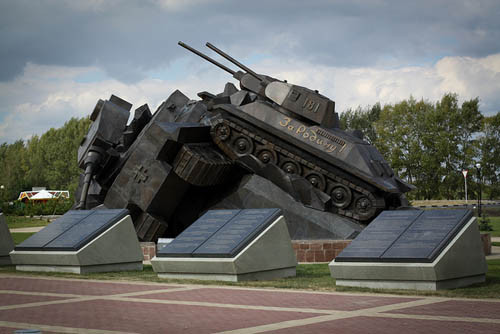Tượng đài kỷ niệm chiến thắng của Liên Xô ở Prokhorovka với hai chiếc xe tăng T-34 đâm lật ngửa chiếc Tiger hạng nặng của Đức quốc xã. Nguồn ảnh: Archive.