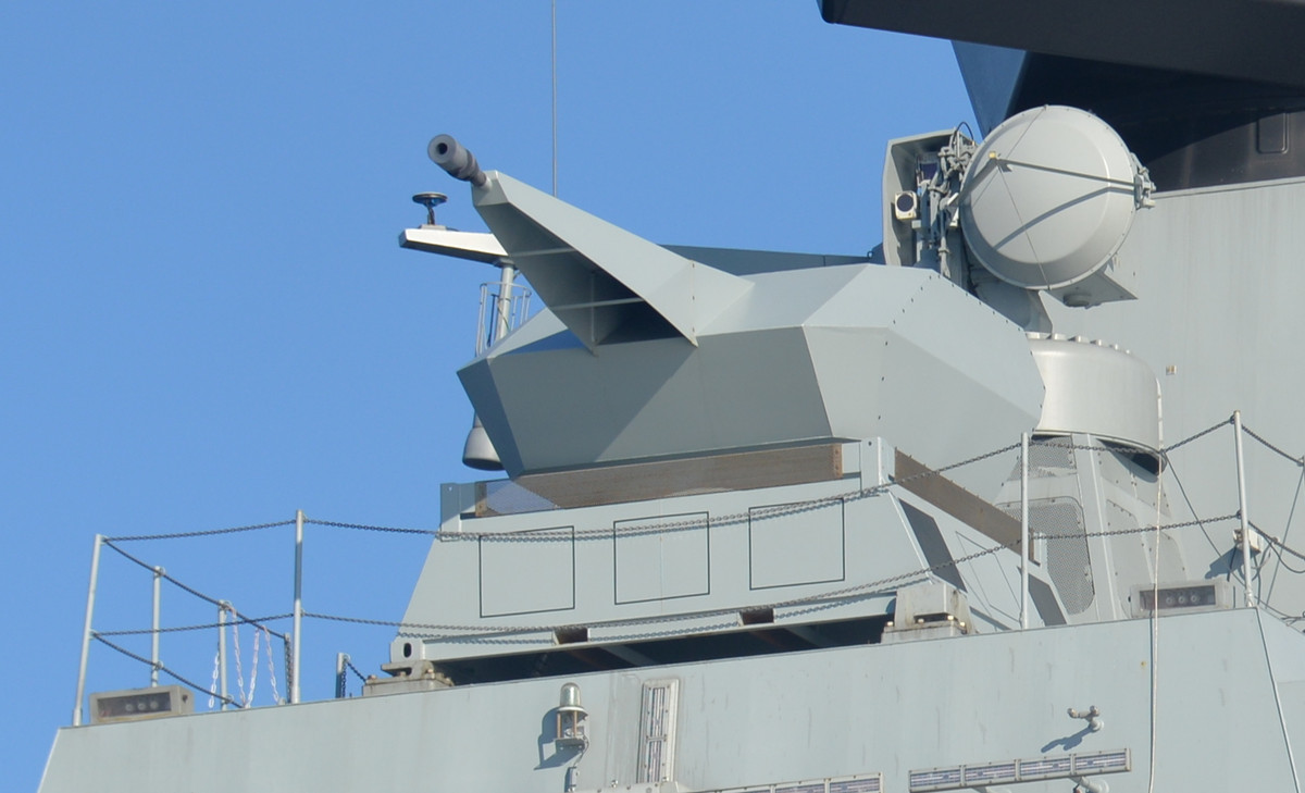 Mặc dù vậy loại pháo phòng thủ tầm gần hiện đại bậc nhất hiện nay phải kể đến Millennium được thiết kế bởi Oerlikon với sự hợp tác của Đức và Thuỵ Sĩ. Đây là loại pháo một nòng, cỡ nòng 35mm và có tốc độ bắn lên tới 1000 viên mỗi phút. Nguồn ảnh: Foxtrotalpha.