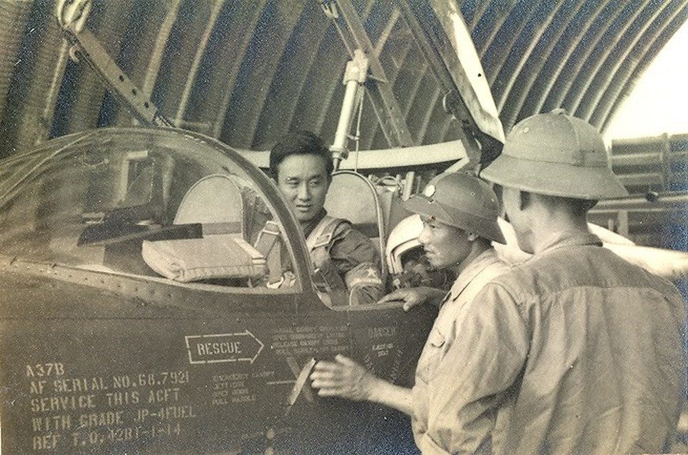 Ngày 28/4/1975, phi công Nguyễn Thành Trung, vốn là tình báo viên của Quân Giải phóng cài cắm vào hàng ngũ quân đội Sài Gòn đã sử dụng chính máy bay cường kích A-37B thực hiện nhiệm vụ đánh bom sân bay Tân Sơn Nhất gây chấn động chỉ hai ngày trước khi các cánh quân của Quân Giải phòng tiến vào Sài Gòn. Nguồn ảnh: QDND.