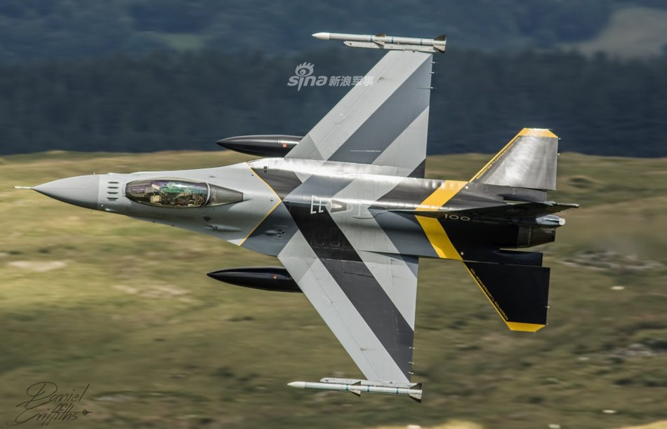 F-16 có chiều dài 15,06 mét, sải cánh rộng 9,96 mét và có dienj tích mặt cánh là 27,87 mét vuông. Kết hợp với một động cơ GE F110-GE-129, F-16 có thể bay được với tốc độ tối đa lên tới Mach 2 ở độ cao lớn. Nguồn ảnh: Sina.