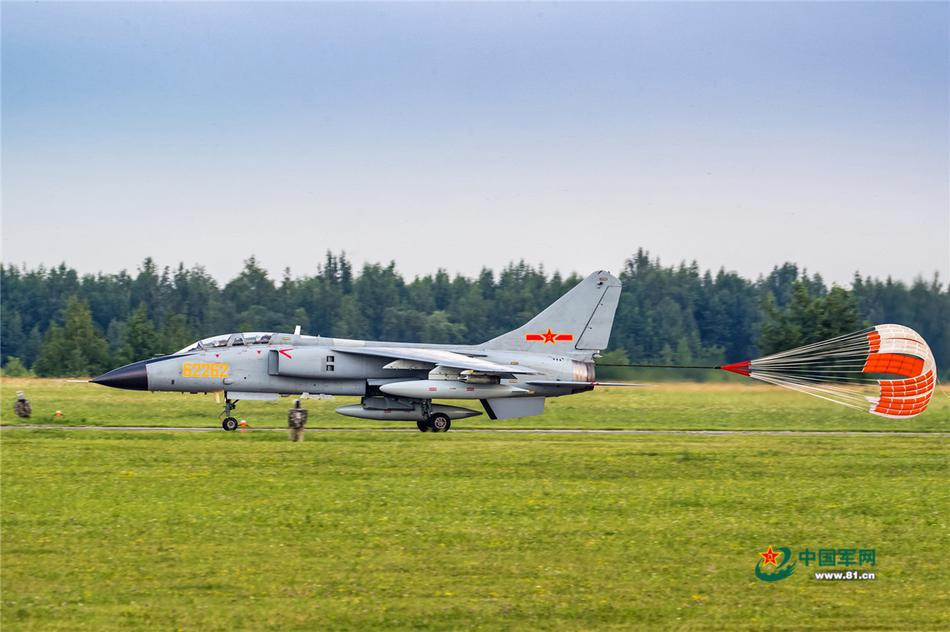 Loại tiêm kích - bom này của Trung Quốc có khả năng mang theo tối đa 9 tấn vũ khí các loại, tốc độ bay tối đa đạt Mach 1.75 và có kíp lái hai người bao gồm một phi công và một sĩ quan vũ khí. Nguồn ảnh: 81cn.