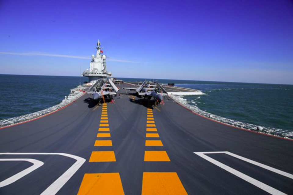 Các tàu sân bay của Trung Quốc cũng không đáng lo ngại lắm so với Mỹ, đặc biệt là sức mạnh không quân với đại diện là những chiếc J-15 mà chúng mang theo. Nguồn ảnh: BI.