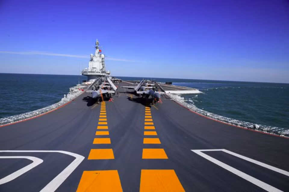 Các tàu sân bay của Trung Quốc cũng không đáng lo ngại lắm so với Mỹ, đặc biệt là sức mạnh không quân với đại diện là những chiếc J-15 mà chúng mang theo. Nguồn ảnh: BI.