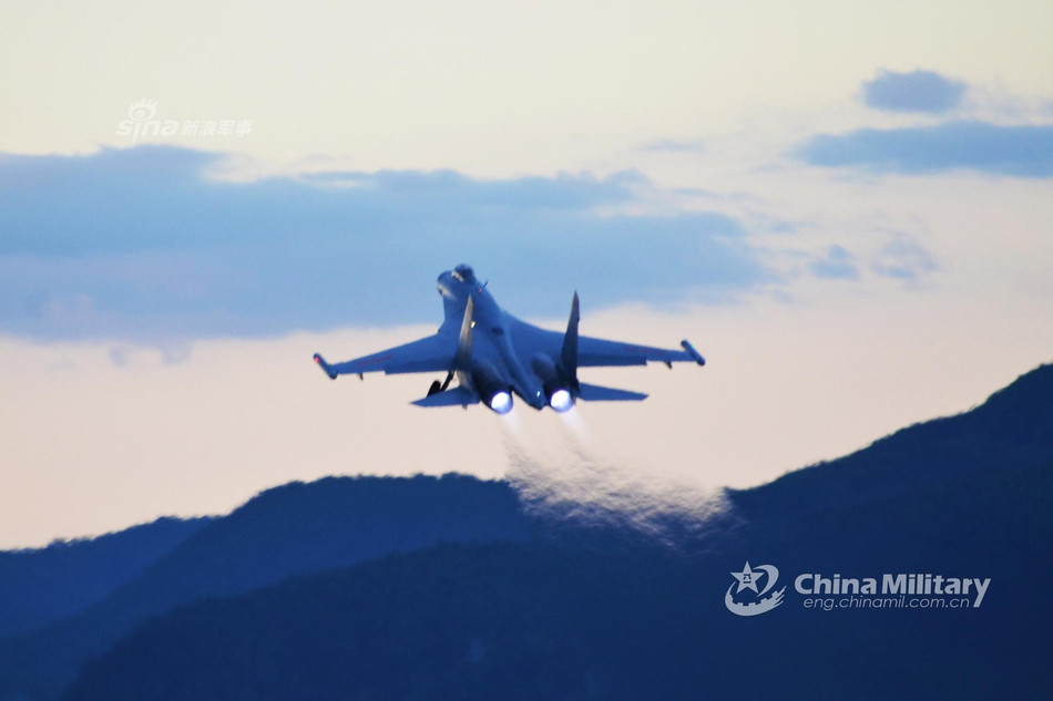 Trong khi đó, J-10 dù là loại chiến đấu cơ đời mới nhưng lại là loại chiến đấu cơ một động cơ, có khả năng mang vác vũ khí không cao và dễ bị bắt bài khi tham chiến. Nguồn ảnh: Chinamil.