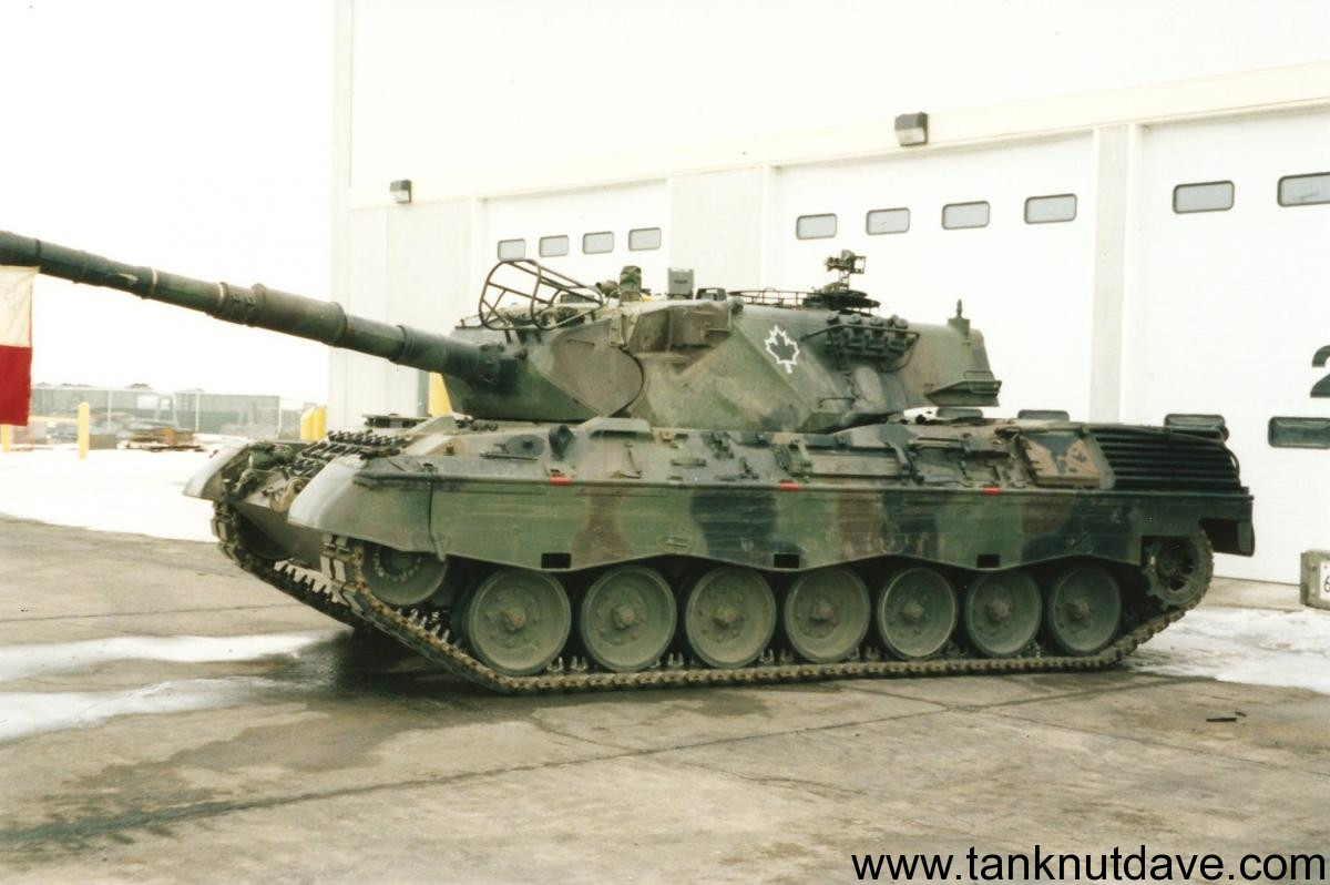 Sau hàng năm trời tìm kiếm khách hàng, hạ giá, thêm khuyến mãi,... nhưng phía Canada vẫn bất lực trong việc bán tống bán tháo lô 50 chiếc Leopard 1C2 này. Nguồn ảnh: Tanknudave.