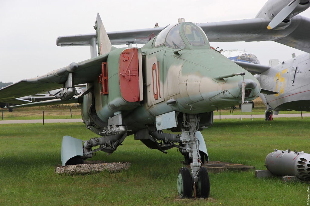 Cụ thể, trọng lượng rỗng của chiếc máy bay này vào khoảng 12 tấn trong khi đó trọng lượng cất cánh tối đa của nó có thể lên tới 20,7 tấn. Tốc độ cực đại của MiG-27 vào khoảng Mach 1.1 ở độ cao mặt đất và lên tới tối đa Mach 1.7 ở độ cao lớn. Nguồn ảnh: Wiki.