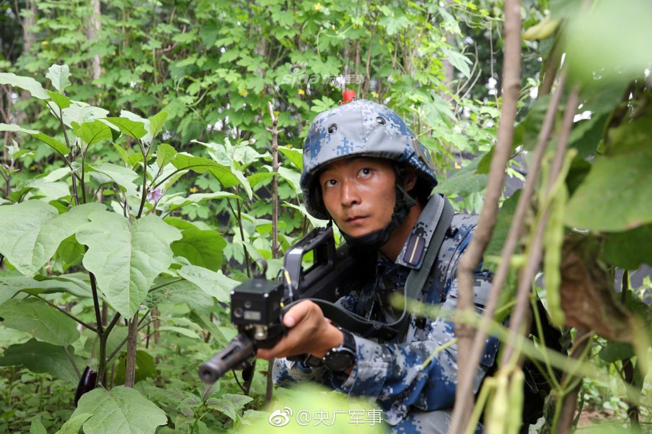 Nhược điểm của hệ thống này đó là nếu thiết bị nhận tín hiệu lade bị cây cối hoặc bùn đất bắn lên che mất, người lính sẽ trở thành "bất tử" vì đèn lade của đối phương không thể kích hoạt được hệ thống khói màu "báo tử" trên đầu anh ta. Nguồn ảnh: Sina.