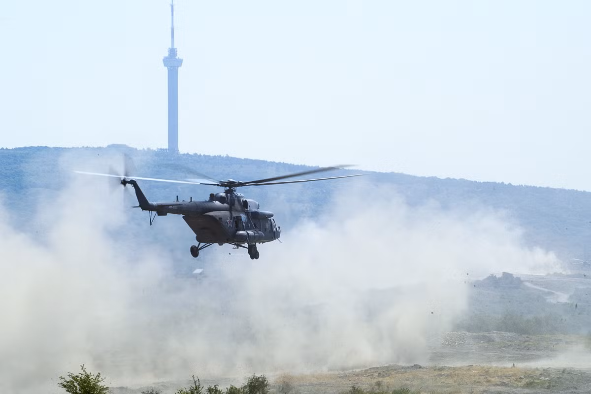 Các loại phương tiện chiến đấu như trực thăng, máy bay vận tải, máy bay chiến đấu, trực thăng chiến đấu cũng được huy động để tham gia cuộc tập trận hoành tráng bậc nhất trong năm của Nga này. Nguồn ảnh: Milru.