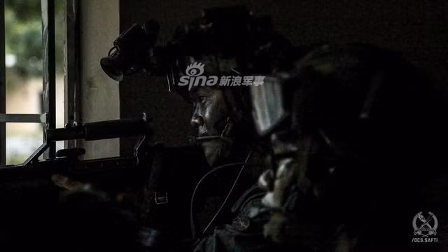 Binh lính Singapore với khẩu súng trường tấn công kiểu bullpup SAR-21 cực kỳ hiện đại do chính nước này tự nghiên cứu và sản xuất. Nguồn ảnh: Sina.