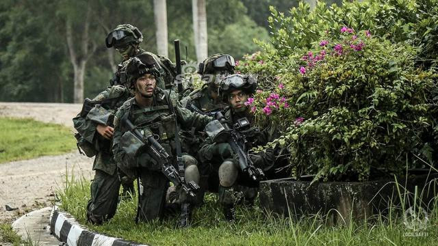 Tính tới thời điểm hiện tại, quân đội Singapore chỉ có khoảng 70.000 quân. Quân đội nước này cũng thường xuyên tham gia vào các cuộc tập trận, huấn luyện chung với quân đội Mỹ. Nguồn ảnh: Sina.