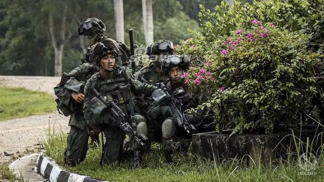 Tính tới thời điểm hiện tại, quân đội Singapore chỉ có khoảng 70.000 quân. Quân đội nước này cũng thường xuyên tham gia vào các cuộc tập trận, huấn luyện chung với quân đội Mỹ. Nguồn ảnh: Sina.