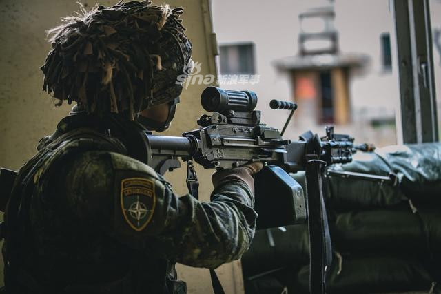 Mặc dù là một quốc gia nhiệt đới nóng ẩm, quân đội Singapore vẫn được trang bị đầy đủ áo giáp cùng mũ chống đạn, đảm bảo an toàn một phần nào đó cho người lính trên chiến trường. Nguồn ảnh: Sina.