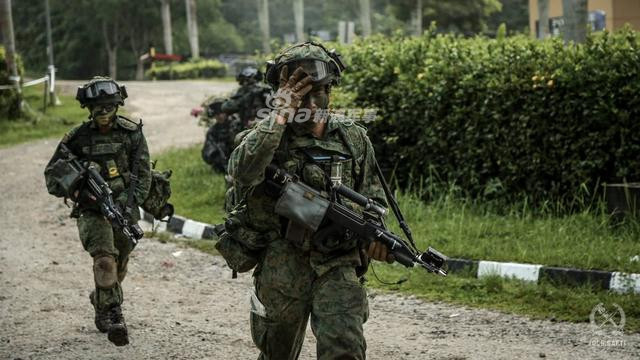 Loại súng máy này sử dụng cỡ đạn chuẩn NATO loại 5,56x45mm. Súng có tốc độ bắn tối đa 650 viên mỗi phút, sơ tốc đầu nòng tối đa lên tới 970 mét/giây, hộp tiếp đạn 30 viên và có khả năng gắn thêm nhiều loại phụ kiện khác nhau. Nguồn ảnh: Sina.