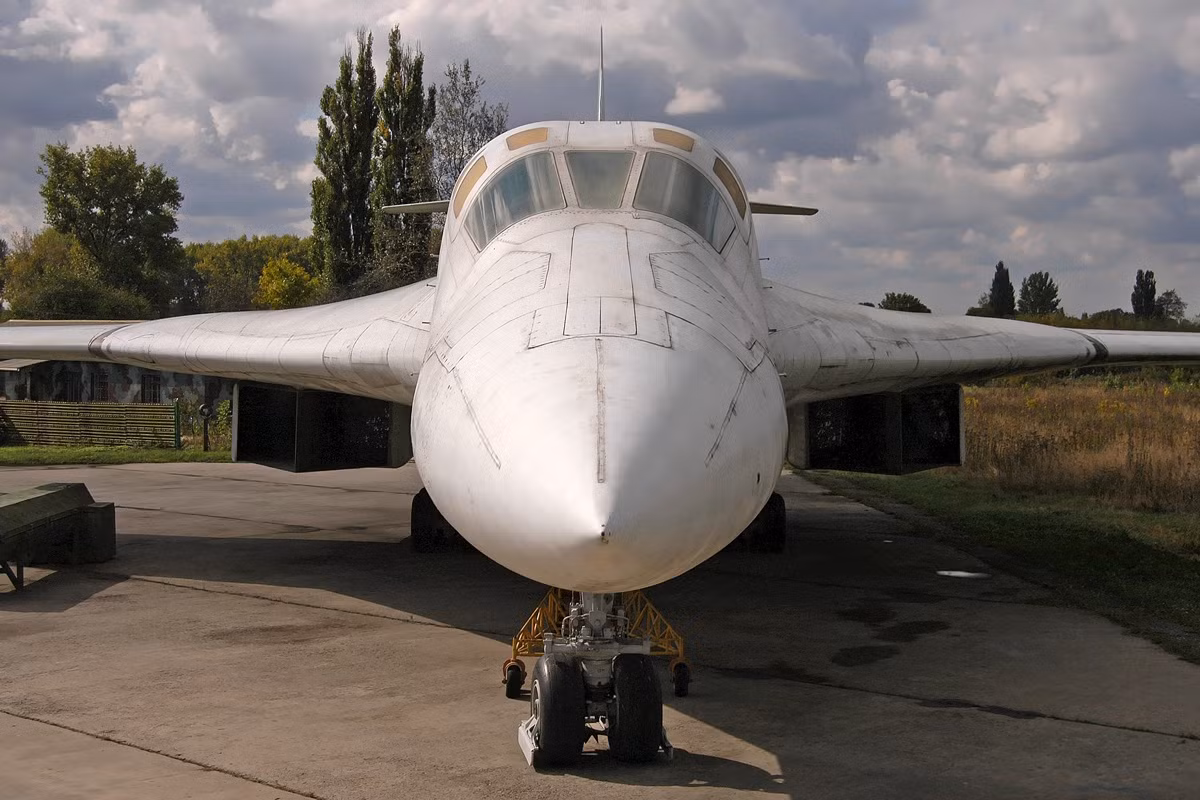 Tới hạn phải trả nợ, Ukraine hoàn toàn không có tiền mặt nên đã mang tổng cộng 8 chiếc Thiên Nga Trắng được cho là "trong tình trạng tốt nhất" bàn giao cho phía Moscow để gán nợ. Cần phải nói thêm, tới tận ngày nay Không quân Nga chỉ có 16 chiếc Tu-160 còn đang hoạt động và việc gán nợ cùng lúc 8 chiếc chắc chắn khiến Ukraine "lỗ nặng". Nguồn ảnh: History.