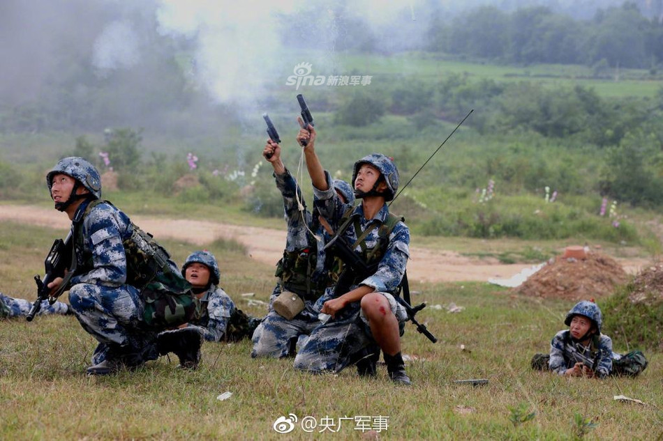 Về cơ bản, thiết bị tập trận này của binh sĩ Trung Quốc bao gồm một đèn chiếu lade đặt ở đầu nòng súng. Kèm theo đó, mỗi người lính sẽ đội một chiếc "nón sắt" đặc biệt có khả năng thu nhận tia lade từ nòng súng của đối phương. Nguồn ảnh: Sina.