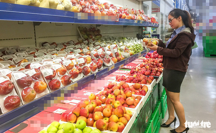 Trái cây ngoại nhập bày bán tại TP.HCM - Ảnh: ĐÔNG HOÀNG