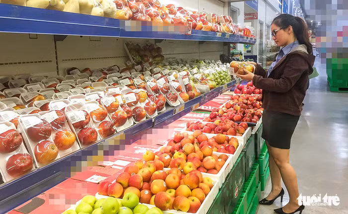 Trái cây ngoại nhập bày bán tại TP.HCM - Ảnh: ĐÔNG HOÀNG