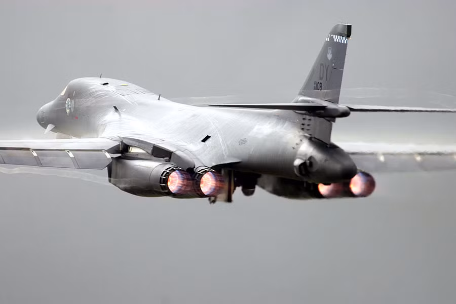 Các loại vũ khí tương thích với B-1 Lancer là rất nhiều, trong đó phổ biến nhất là một vài loại JDAM bao gồm GBU-31, GBU-38 và GBU-54. Nguồn ảnh: Lacert.