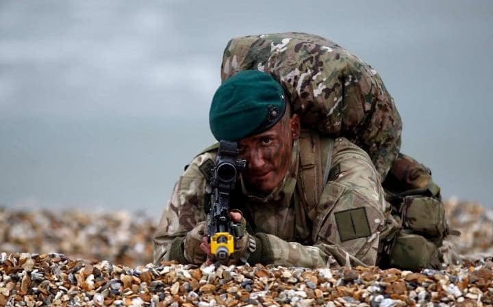 Tiếp đến vẫn là lực lượng đặc nhiệm SBS của Anh. Với tỷ lệ đánh trượt tới 90% các thí sinh đăng ký khoá huấn luyện SBS, đây là lực lượng có bài kiểm tra thể lực kinh hoàng bậc nhất thế giới và năm nào cũng có thí sinh thiệt mạng vì quá sức trong lúc cố thi vào lực lượng SBS này. Nguồn ảnh: Wearethemighty.