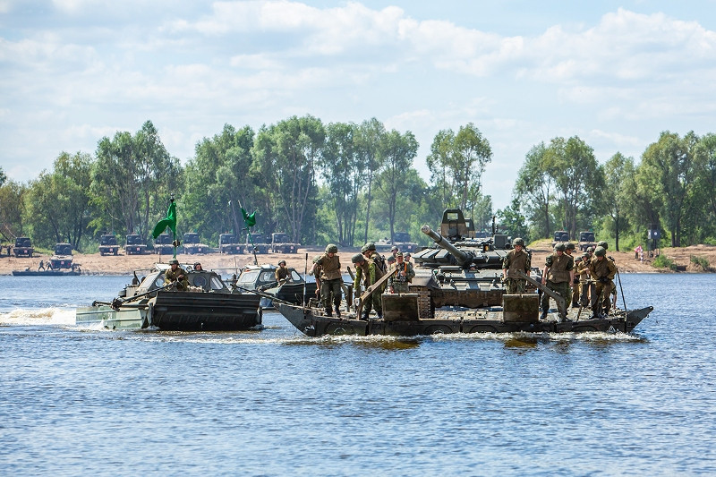 Công binh Nga có những phương tiện cực kỳ hiện đại, phục vụ được mọi mục đích di chuyển trên nhiều kiểu địa hình khác nhau. Nguồn ảnh: Fotorepor.