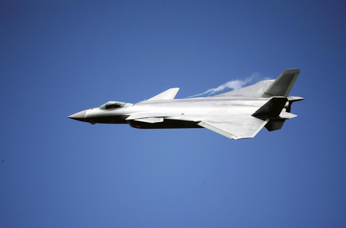 Cuối cùng, về mặt chi phí, toàn bộ chương trình F-22 của Mỹ ngốn tới 62 tỷ USD tương đương với mỗi chiến đấu cơ sẽ có giá 339 triệu USD. Trong khi đó, chương trình J-20 của Trung Quốc có giá khoảng 30 tỷ NDT tương đương với chỉ 4 tỷ USD. Nguồn ảnh: BI.