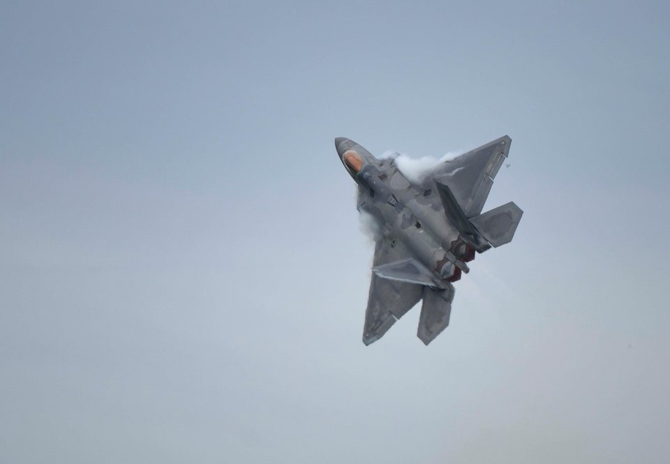 F-22 được trang bị động cơ đốt sau loại F119-PW-100 cho phép nó di chuyển được tốc độ lên tới Mach 1.82 khi bay hành trình và có khả năng cơ động cực tốt trên không. Nguồn ảnh: BI.