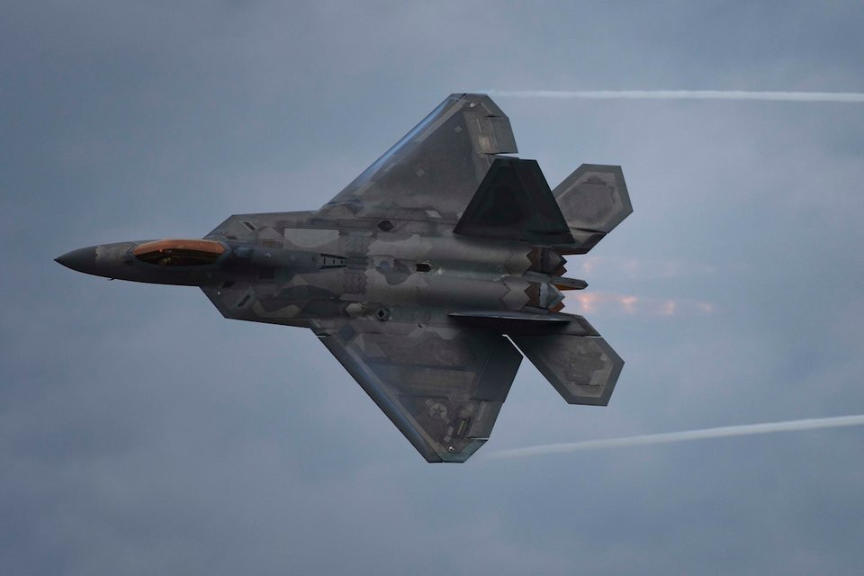 Về khả năng tàng hình, J-20 được cho là có khả năng tàng hình rất kém hoặc thậm chí là không có. Nhiều nguồn tin cho rằng, lớp vỏ trên chiến đấu cơ J-20 được làm từ lớp vỏ của chiến đấu cơ F-117 mà Mỹ bị rơi ở Nam Tư trước đây. Nguồn ảnh: BI.