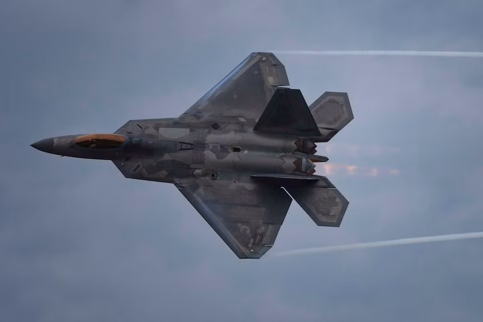 Về khả năng tàng hình, J-20 được cho là có khả năng tàng hình rất kém hoặc thậm chí là không có. Nhiều nguồn tin cho rằng, lớp vỏ trên chiến đấu cơ J-20 được làm từ lớp vỏ của chiến đấu cơ F-117 mà Mỹ bị rơi ở Nam Tư trước đây. Nguồn ảnh: BI.