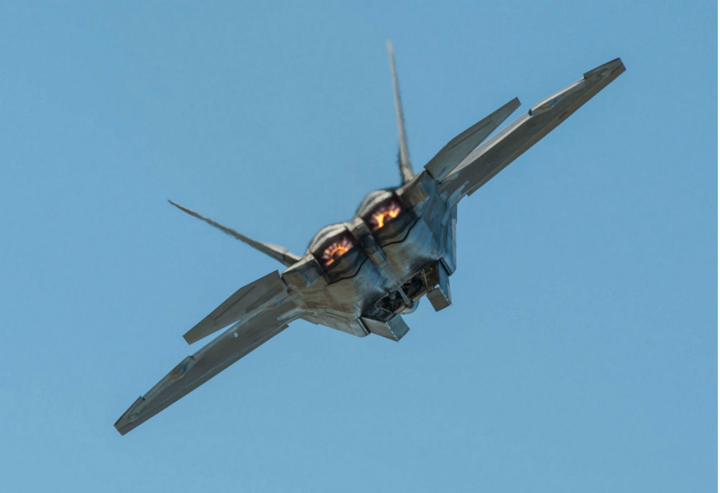 Chiến đấu cơ thế hệ năm F-22 có khả năng mang theo tối đa 8 tên lửa không đối không tầm ngắn hoặc tên lửa không đối đất tầm trung. F-22 còn có khả năng mang theo pháo đa nòng loại M61 Vulcan dưới bốn giá treo nhiên liệu mở rộng ở dưới cánh. Nguồn ảnh: BI.