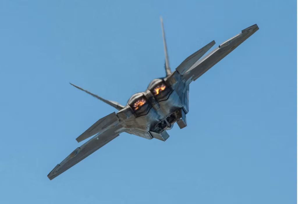 Chiến đấu cơ thế hệ năm F-22 có khả năng mang theo tối đa 8 tên lửa không đối không tầm ngắn hoặc tên lửa không đối đất tầm trung. F-22 còn có khả năng mang theo pháo đa nòng loại M61 Vulcan dưới bốn giá treo nhiên liệu mở rộng ở dưới cánh. Nguồn ảnh: BI.