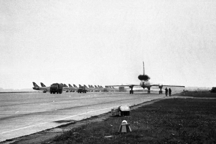 Tổng cộng có khoảng 311 chiếc Tu-22 từng được sản xuất, phục vụ trong không quân nhiều nước trên thế giới bao gồm cả Iraq, Libya và Ukraine. Tới năm 2000 vừa rồi, những chiếc Tu-22 cuối cùng mới được về hưu ở Libya. Nguồn ảnh: WarHistory.