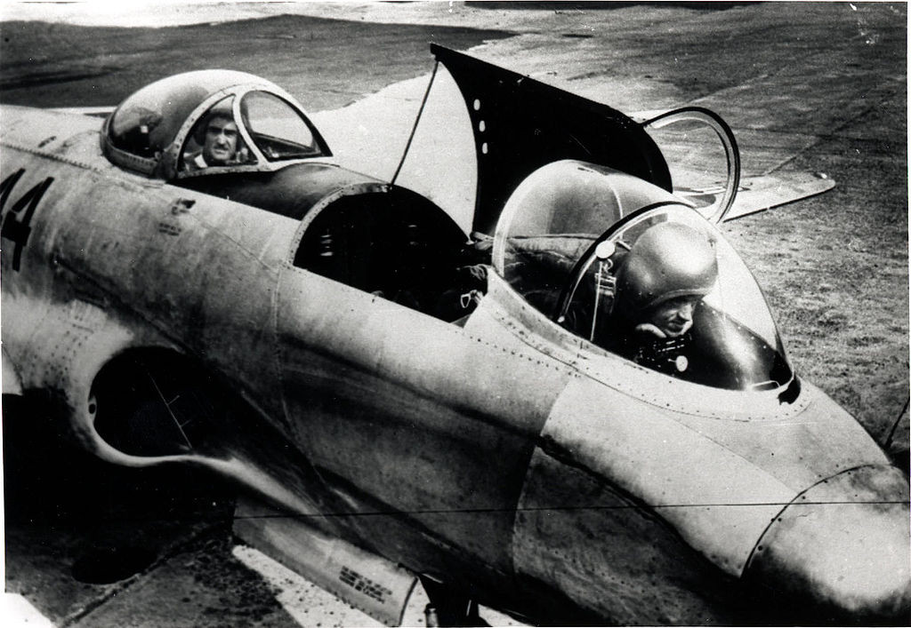 Trong quá trình nghiên cứu thử nghiệm và hoàn thành, một phi công Ace khác của Mỹ cũng thiệt mạng trên chiếc tiêm kích P-80 khi cố thực hiện một động tác cực khó ở tốc độ cao khiến viên phi công này ngất xỉu và kết quả là chiếc P-80 lao xuống đất. Nguồn ảnh: USAF.