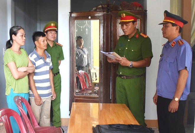 Cơ quan Công an đọc lệnh bắt giữ đối tượng Nguyễn Thị Băng Tâm (bìa trái ngoài cùng).