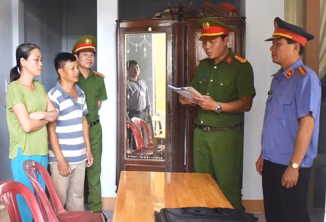 Cơ quan Công an đọc lệnh bắt giữ đối tượng Nguyễn Thị Băng Tâm (bìa trái ngoài cùng).