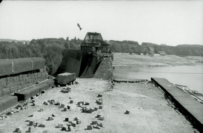 Cụ thể, Đức đã lên án Anh vi phạm tội ác chiến tranh vì tấp công vào đập và đê điều, gián tiếp gây ra cái chết của 1600 dân thường vô tội ở hạ lưu sông. Trong số 1600 người thiệt mạng, có tới hơn 1000 người là tù binh chiến tranh người Liên Xô đang lao động, cải tạo ở Đức. Nguồn ảnh: Vancum.