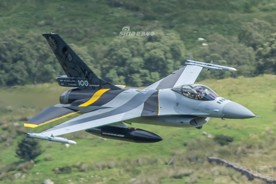 Chiến đấu cơ một chỗ ngồi này có khả năng mang theo tối đa 3,2 tấn nhiên liệu, cho phép nó đạt được bán kính chiến đấu tối thiểu khoảng 550 km khi mang theo 4 quả bom cỡ 450 kg. Nguồn ảnh: Sina.