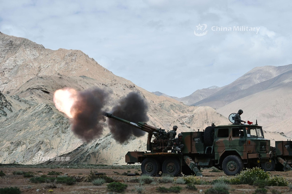 Trong những năm 2000, Trung Quốc đã phát triển một loạt các loại pháo tự hành gắn trên xe tải trong đó bao gồm các loại pháo tự hành SH1, SH2,... Tuy nhiên phải tới năm 2010, pháo tự hành PCL-09 của nước này mới lần đầu lộ diện trong một cuộc tập trận.