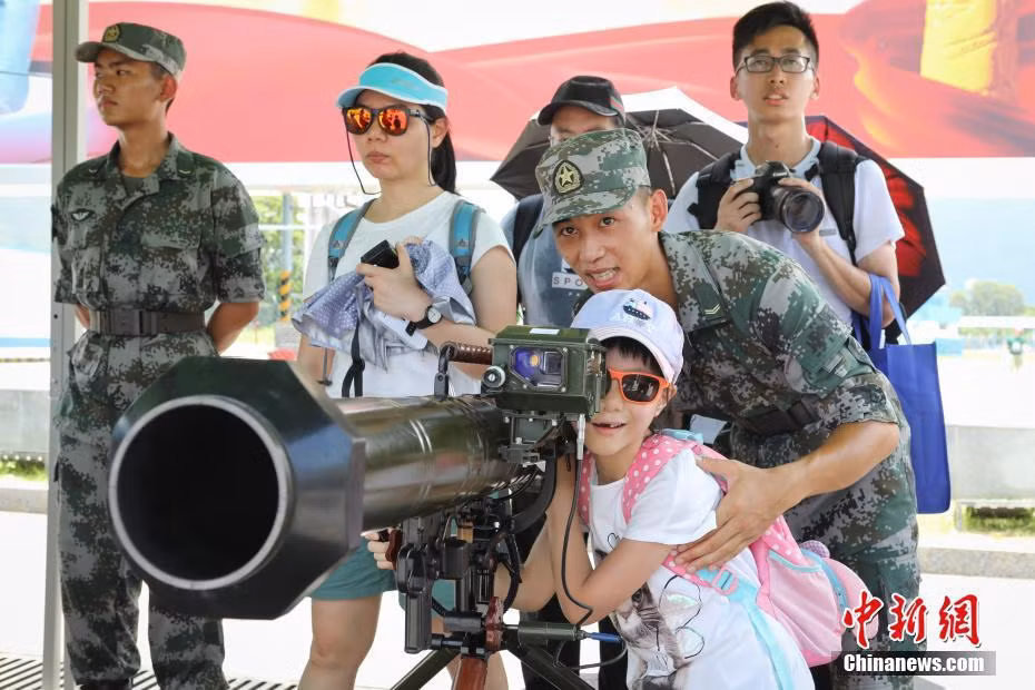 Theo đó, căn cứ Garrison của Quân đội Trung Quốc (PLA) tại đặc khu hành chính Hong Kong hôm 30/6 vừa rồi đã mở một triển lãm trưng bày các loại vũ khí được PLA triển khai tại đặc khu này. Theo ước tính, đã có tới 2,2 vạn khách tới tham quan triển lãm này ngay từ ngày đầu tiên căn cứ Garrison mở cửa. Nguồn ảnh: Sina.