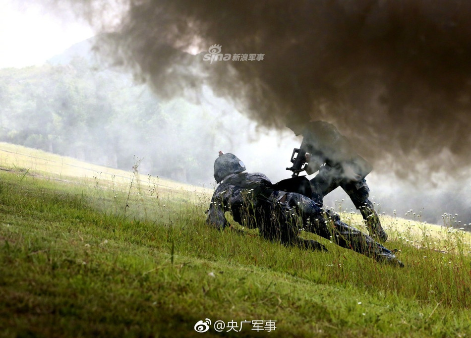 Hệ thống đèn lade và khói màu trên mũ này được Quân đội Trung Quốc đưa vào sử dụng từ đầu những năm 2000. Trải qua hàng chục năm phát triển, hệ thống này ngày nay đã hiện đại, gọn nhẹ và được cho là không ảnh hưởng tới hoạt động của người lính. Nguồn ảnh: Sina.