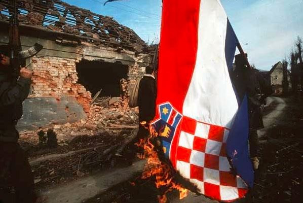 Lính Serbia đốt cờ của Croatia sau khi chiếm được một khu vực từ tay lực lượng đối lập. Nguồn ảnh: Proboard.