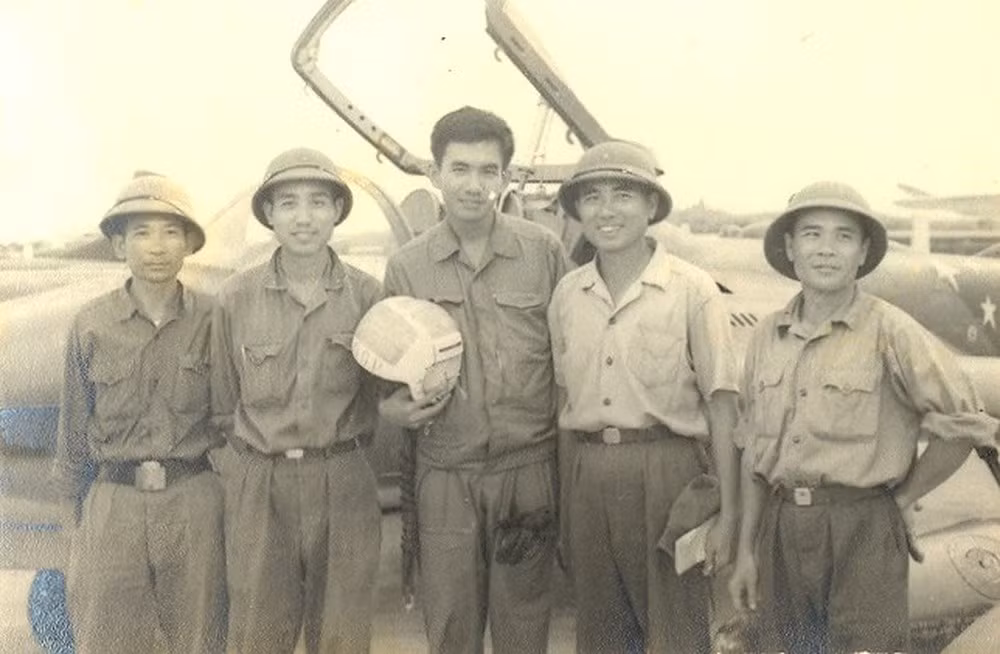 Chiếc A-37B này thuộc biên chế của không quân Sài Gòn vốn đóng quân tại sân bay Đà Nẵng. Trong chiến dịch Hồ Chí Minh, phía ta đã chiếm được chiếc A-37B này làm chiến lợi phẩm tại sân bay Phù Cát, Bình Định. Nguồn ảnh: QDND.