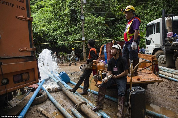 Ở bên ngoài, các máy bơm vẫn hoạt động hết công suất để bơm bớt nước ra ngoài, tạo điều kiện thuận lợi cho các thợ lặn có thể tiếp cận những lối đi hẹp, bị ngập sâu. Ảnh: AP