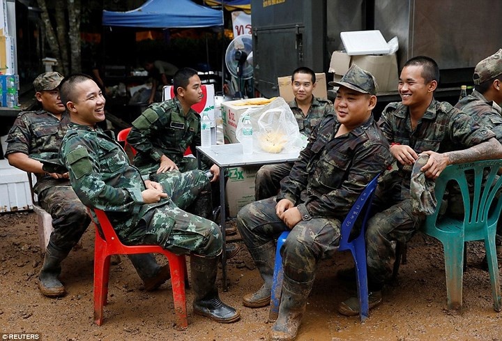 Khuôn mặt các binh sĩ Thái Lan cũng giãn đi nhiều sau nhiều ngày liên tục làm nhiệm vụ trong không khí khẩn trương và hết sức căng thẳng. Ảnh: AP