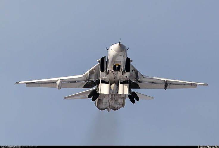 Su-24 có phi hành đoàn hai người, thiết kế kiểu cánh cụp cánh xoè, tốc độ bay cực đại lên tới Mach 1.1 ở độ cao lớn. Tầm bay tối đa 2500 km khi bay tuần tiễu và 560 km khi bay tấn công. Nguồn ảnh: Jetphoto.