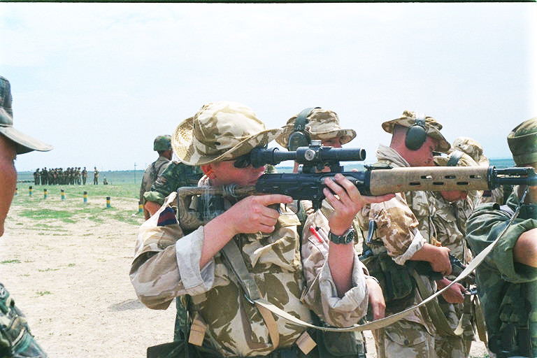 Sử dụng cỡ đạn 7,62x54mmR, đây là khẩu súng bắn tỉa bán tự động. Có nghĩa là người lính có thể bắn liên tục sau mỗi lần bóp cò mà không cần lên lại lại bằng tay. Nguồn ảnh: Flickr.