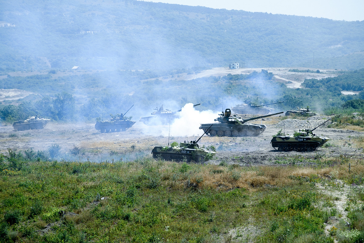 Cuộc tập trận cũng có cả sự tham gia của các xe tăng chủ lực chiến trường. Nguồn ảnh: Milru.