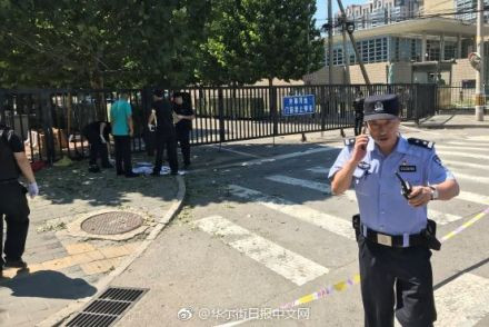 Báo giới đã gần như ngay lập tức có mặt tại vụ nổ do đây là khu vực có rất nhiều toà soạn báo lớn của thế giới "đóng đô" tại Bắc Kinh, Trung Quốc. Nguồn ảnh: Weibo.