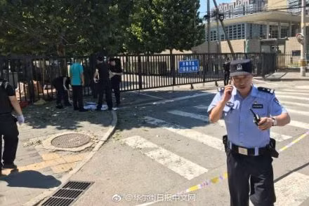 Báo giới đã gần như ngay lập tức có mặt tại vụ nổ do đây là khu vực có rất nhiều toà soạn báo lớn của thế giới "đóng đô" tại Bắc Kinh, Trung Quốc. Nguồn ảnh: Weibo.